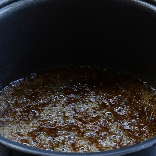 1. Этап. Банановый фостер: Добавить коричневый сахар и готовить, помешивая, в течение 3-5 минут. Должна получиться карамель.