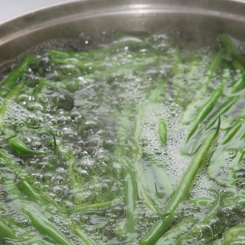 1. Этап. Жареная фасоль: Налейте в большую кастрюлю воду. Посолите и доведите до кипения. Кладем фасоль в кипяток и варим в течении 3-5 минут.