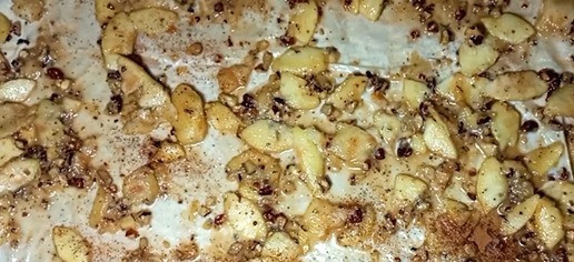 1. Этап. Яблочный штрудель в лаваше: Разложите лаваш на столе и смажьте сметаной. Равномерно распределите начинку. Посыпьте корицей