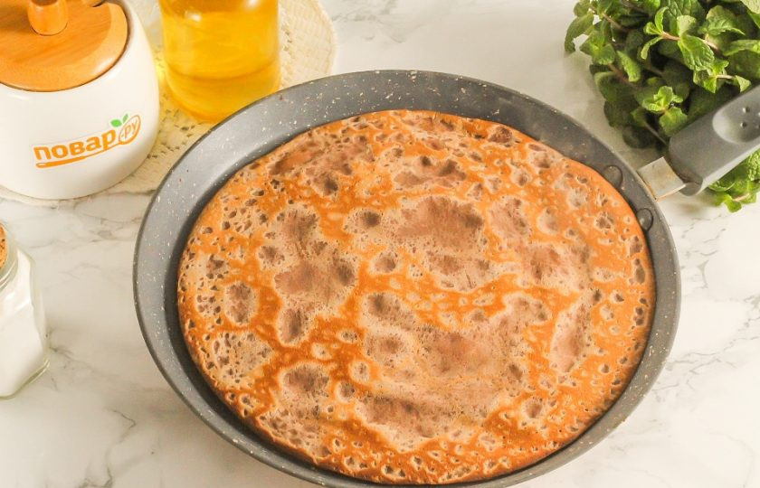 1. Этап. Шоколадные блины с рисунком: Переверните блин на другую сторону, на ту где рисунок. Запеките его 1 минуту, но не более, чтобы рисунок не сильно поджарился.