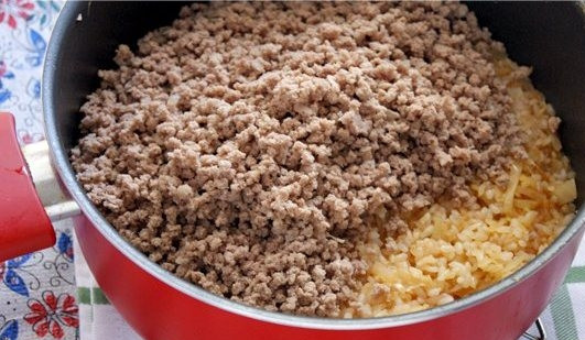 1. Этап. Ленивые голубцы для детей: Затем добавьте прокрученное мясо. Потушите 5 минут и перемешайте. Потом на медленном огне доведите блюдо готовности.