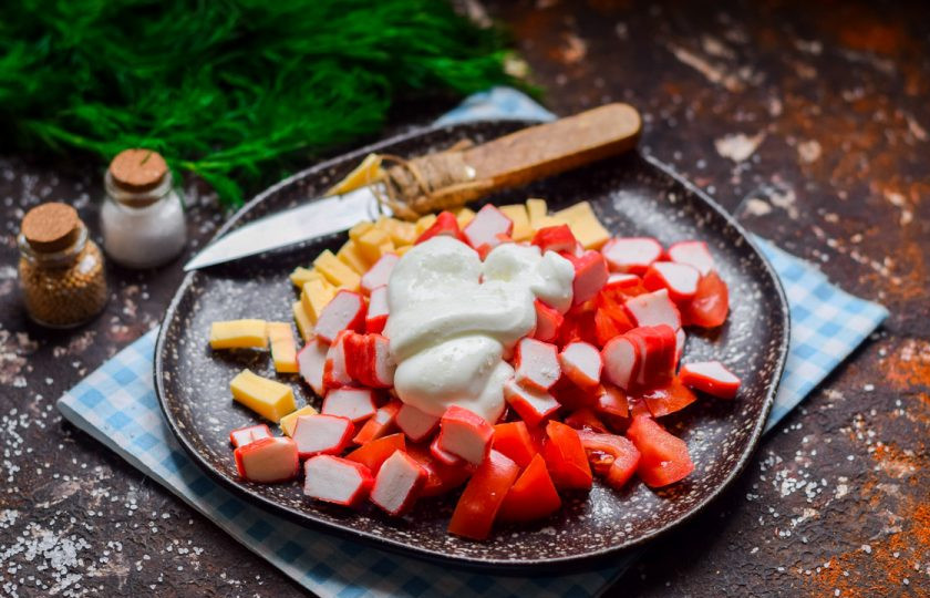 1. Этап. Салат из сыра, помидоров и крабовых палочек: Заправьте салат майонезом, добавьте соль и молотый перец, перемешайте и подавайте к столу.