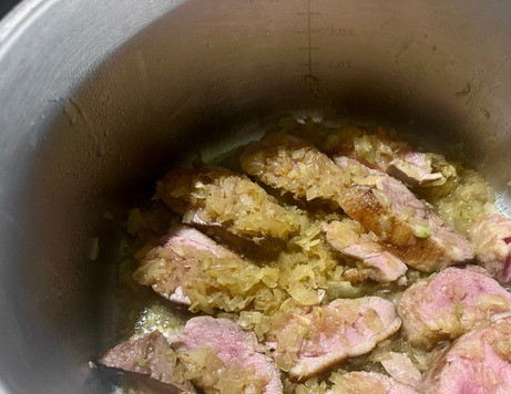 1. Этап. Утиная грудка в капусте: Головку лука мелко нарубил и слегка так, на смеси растительного и сливочного масла довел до предпрозрачности. Лук выложил в кастрюлю.