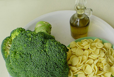 1. Этап. Паста вегетарианская с брокколи: 1. Подготовим ингредиенты. Макароны отвариваем, как указано на упаковке, и сливаем воду. Брокколи отварим в подсоленном кипятке 10 минут, остудим и выльем воду. Чеснок измельчаем.