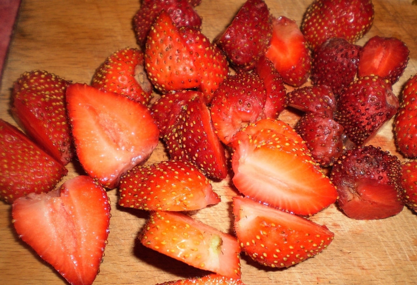 1. Этап. Компот из свежих ягод: 4. Так же поступаем и с клубникой. Только косточки у неё удалять не нужно будет.