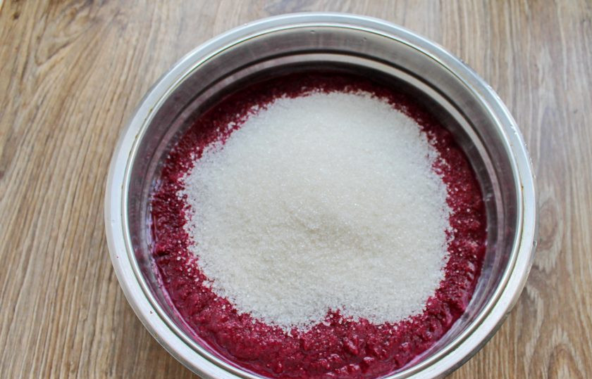 1. Этап. Повидло из терна на зиму: В пюре из терна выложите сахар и перемешайте.