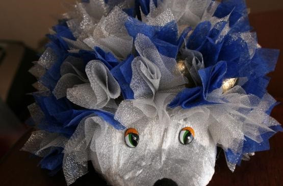 1. Этап. Ежик из конфет: 6. Не забыть также оформить мордочку. Сделать это можно с помощью бусинок или элементов от старой мягкой игрушки.