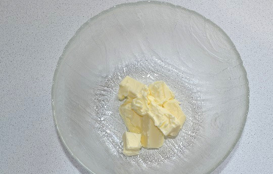 1. Этап. Торт Вера: В глубокую миску выложите размягченное сливочное масло. Взбейте его миксером до пышности.