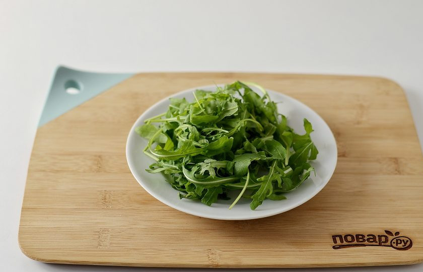 1. Этап. Салат с хурмой: Рукколу помойте, обсушите.
