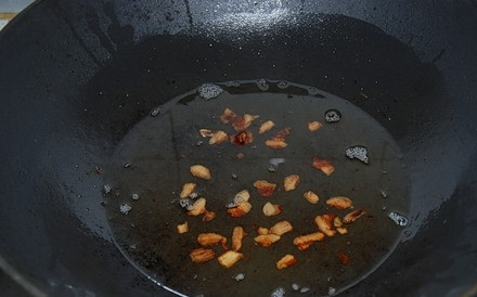 1. Этап. Бараньи ребрышки жареные: 2. В сковороду налить растительное масло и хорошо его разогреть. Отправить туда срезанный жир и жарить его до коричневой корочки. Он должен максимально вытопиться.