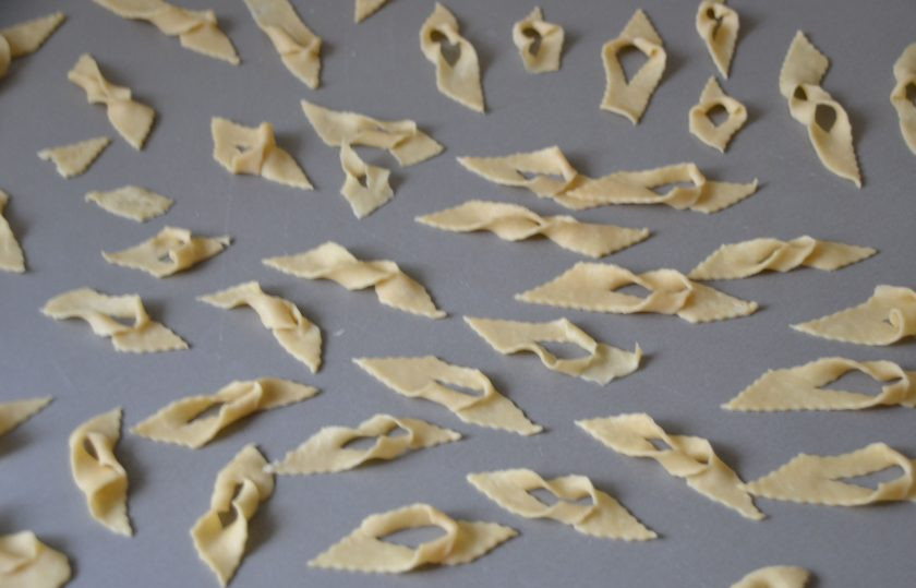 1. Этап. Кош теле татарча: В центре ромба сделайте вертикальный надрез и протяните через разрез половинку ромба. Таким образом подготовьте все заготовки для жарки.