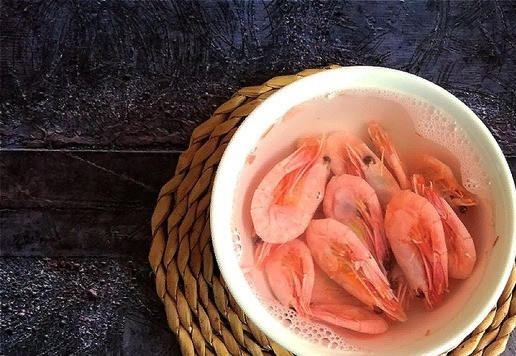 1. Этап. Бутерброды с творожным сыром и креветками: Розовые креветки замороженные - уже отваренные креветки. Залила их кипятком.