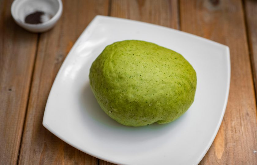 1. Этап. Зелёные пельмени со шпинатом: Замесите мягкое, не прилипающее к рукам тесто очень красивого ярко-зеленого оттенка. Если потребуется немного добавляйте муки, чтобы достичь нужной консистенции теста. Тесто округлите, выложите в пищевой полиэтиленовый пакет и положите на полку холодильника на 20 минут.