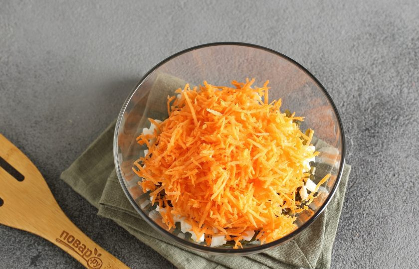 1. Этап. Морская капуста для похудения: Морковь натрите на мелкой терке.