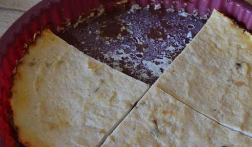 1. Этап. Курино-творожный торт: Готовый корж разрезать на 3-4 части.