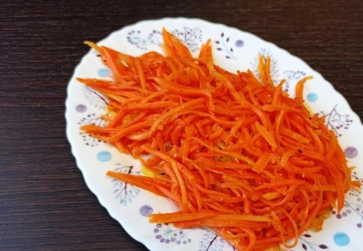1. Этап. Салат Дыхание дракона: Сверху картофеля разложить в виде огня морковь по-корейски.