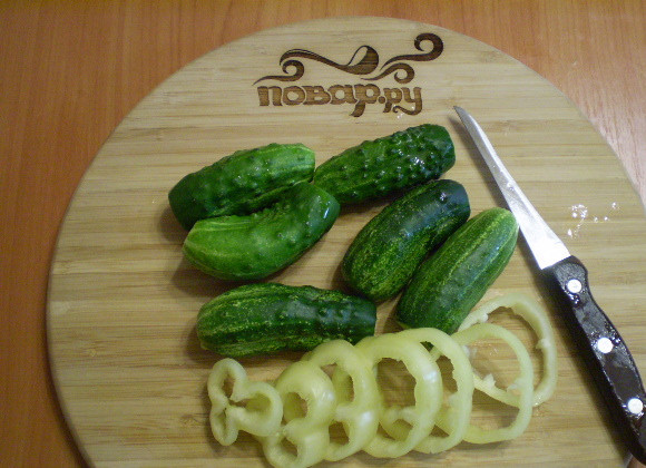 1. Этап. Закатка овощей на зиму: Перец порежьте колечками. У огурцов отрежьте попки.