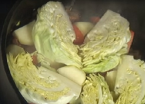 1. Этап. Бастырма: Капусту разрезаем на 5-6 крупных долек и выкладываем поверх картофеля.