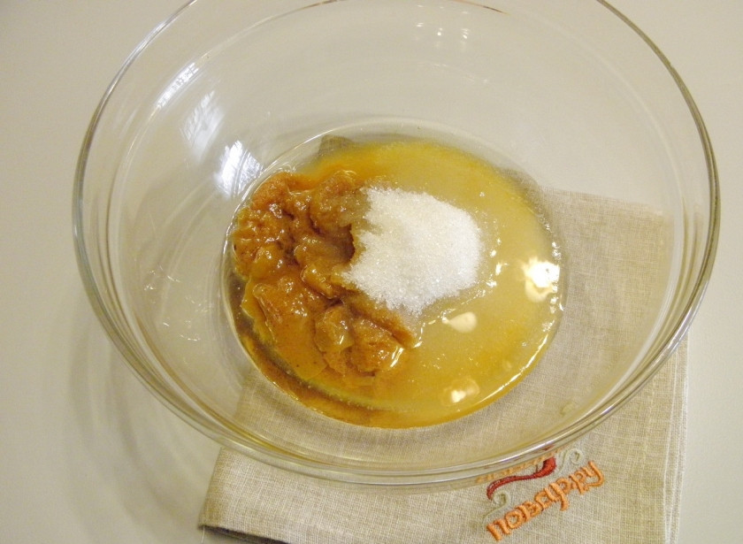 1. Этап. Постная коврижка в мультиварке: Соедините варенье с сахаром и растительным маслом. Перемешайте на сколько это возможно.