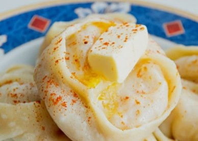 1. Этап. Манты из тыквы: Аккуратно достаем их, выкладываем на блюдо и на каждый мант добавляем по кусочку масла. Можно посыпать паприкой или зеленью.