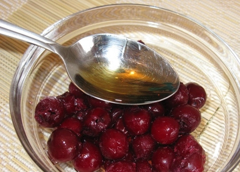 1. Этап. Торт Пьяная вишня классический: 1. Вишню без косточек залейте коньяком и оставьте настаиваться на 5-6 часов. Если вишня замороженная, предварительно разморозьте её, с консервированной слейте жидкость, свежую очистите от хвостиков и промойте.