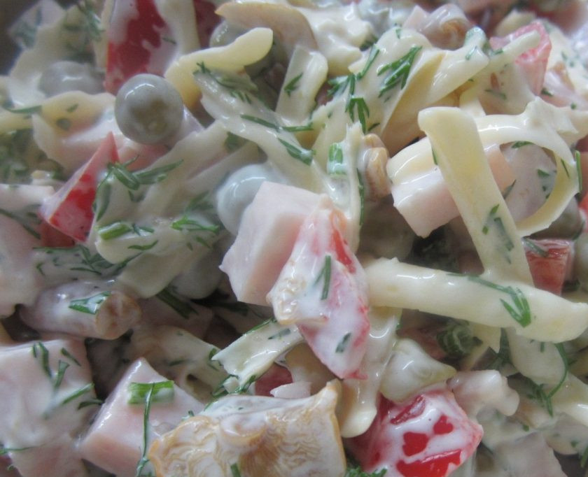 1. Этап. Салат из опят маринованных: 4. Тщательно перемешайте салат и дайте ему постоять хотя бы 20 минут. Если нет времени - салат из опят маринованных можно кушать и сразу.