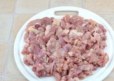 1. Этап. Куриный рулет в желе: 1. Курицу вымыть, обсушить, удалить шкурку и кости. Лучше использовать разные части (бедрышки, филе, ножки), чтобы куриный рулет в желе в домашних условиях был более сочным. Отделенное мясо нарезать небольшими кусочками.