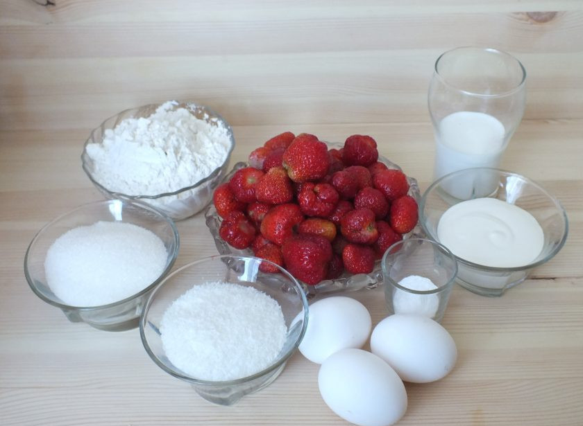 1. Этап. Заливной пирог с клубникой: Подготовьте необходимые ингредиенты.