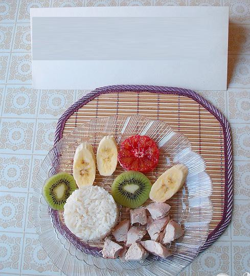 1. Этап. Легкий салат из риса, курицы и фруктов: 5. Секретом по-настоящему вкусного и полезного блюда является то, что его не только вкусно надо приготовить, но и красиво сервировать. Отваренный рис выкладываем на блюдо, используем кольцо для салата, ломтики фруктов и кусочки мяса выкладываем рядом. Выдавливаем дольку чеснока в ложку с оливковым маслом и поливаем рис. Блюдо готово.