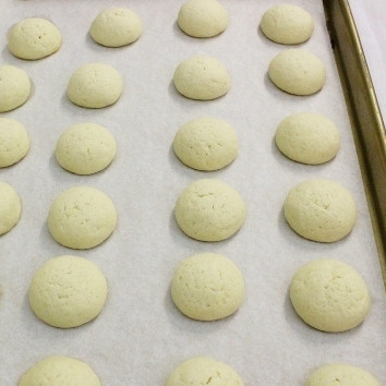 1. Этап. Пирожные Персики: 5. Выпекайте пирожные в разогретой до 180 градусов духовке в течение 11 минуты. Затем вытащите и остудите.