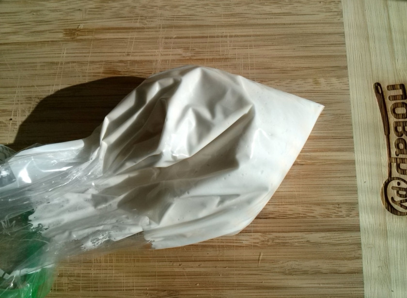 1. Этап. Пряники на Новый год: Для глазури яичный белок взбейте с сахарной пудрой (200г). Поместите глазурь в кондитерский мешок или файл. Отрежьте ножницами очень маленький кончик мешка.