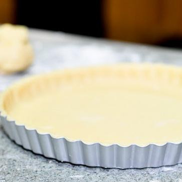 1. Этап. Фруктово-ягодный тарт: 3. Накрыть тесто фольгой, насыпать фасоль сверху и выпекать в духовке в течение 30 минут. Убрать фольгу с фасолью и запекать еще 5-8 минут. Дать полностью остыть.