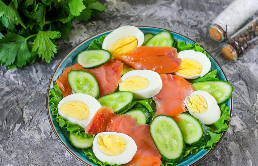 1. Этап. Салат с горбушей, огурцом и яйцом: Малосольную нарезку горбуши добавьте к остальным ингредиентам. По желанию ее можно засолить и в домашних условиях.