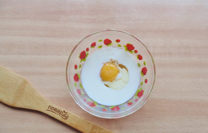 1. Этап. Сырная запеканка: В миску налейте сливки или молоко, добавьте яйцо.