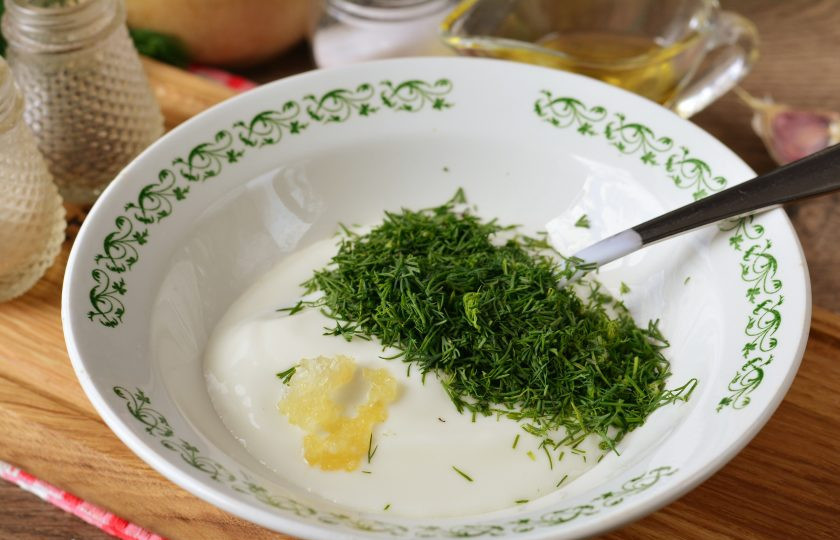 1. Этап. Печеночный торт без майонеза: Для соуса смешайте йогурт, мелко рубленый укроп и выдавленный через пресс чеснок.