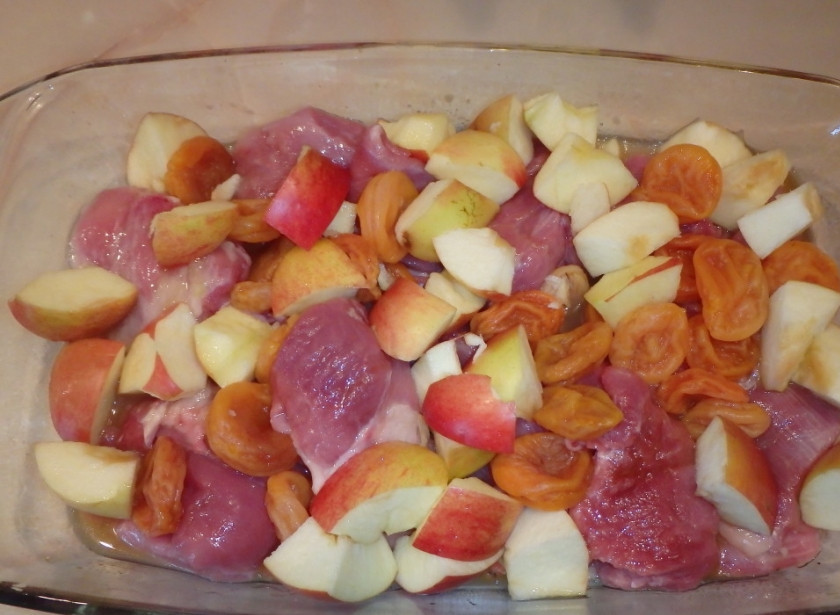 1. Этап. Филе индейки кусочками: Также крупно режем яблоки, моем курагу. Выкладываем поверх индейки в форме для запекания.