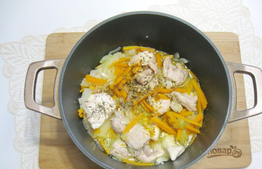 1. Этап. Шилаплави: Налейте 250-300 мл. воды и тушите курицу с луком и морковью 15-20 минут. Добавьте соль, перец черный молотый, сушеный базилик и куркуму.