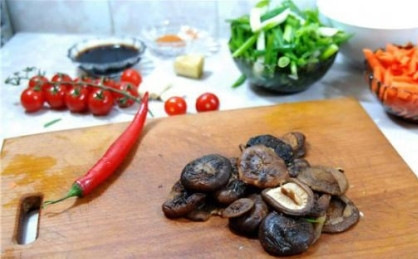 1. Этап. Суп с бараниной: Грибы необходимо на время замочить в теплой воде, а затем слить воду и немного отжать грибыу. Ножки удаляем, а оставляем шляпки.