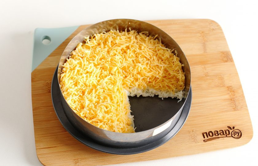 1. Этап. Салат Мышиная радость: Следующий слой — тертый на мелкой терке сыр.