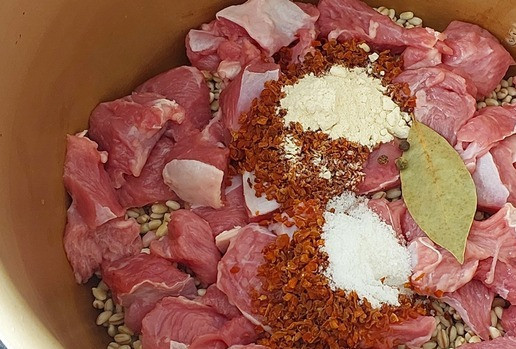 1. Этап. Перловая каша с индейкой Полевая кухня: Добавить коренья и специи.