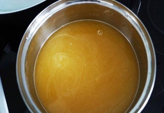 1. Этап. Оранчелло: 3. Через неделю достаю апельсины, разрезаю на 2 части, выдавливаю в кастрюлю из них сок, добавляю сахар и отправляю на огонь, немного прогреваю до полного растворения сахара.