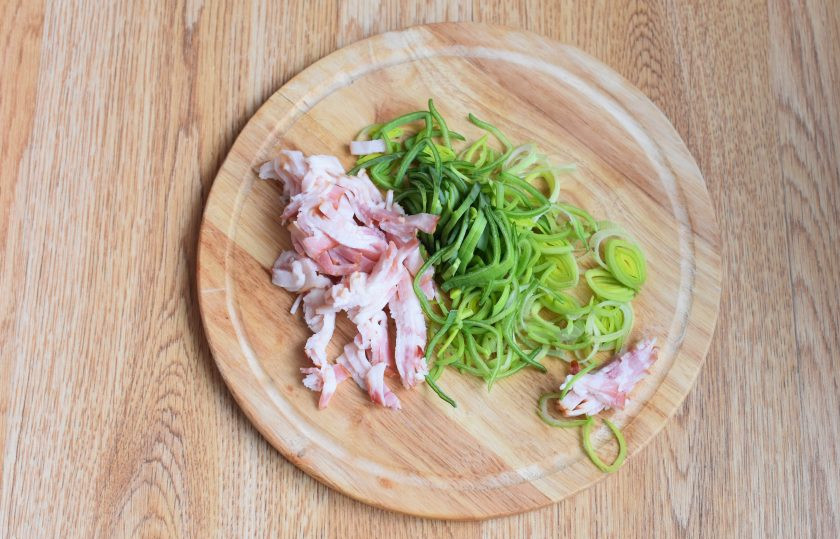 1. Этап. Пирог заливной с картошкой: Бекон и зелень лука-порея нарежьте соломкой.