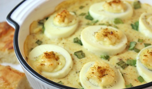 1. Этап. Яйца в сырном соусе: Запеченные яйца в сырном соусе вынуть из духовки и подать на стол.