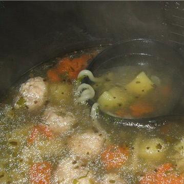 1. Этап. Суп вермишелевый с фрикадельками: 4. Варить суп минут 10. Добавить по вкусу соль, перец и специи по желанию. Всыпать вермишель, когда суп закипит, снять с огня и дать настояться минут 10-15.