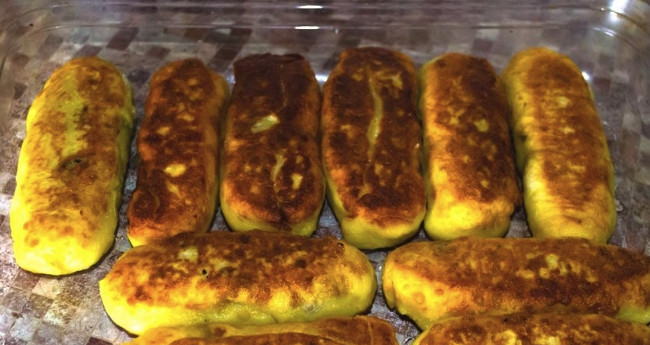 1. Этап. Картофельные рулеты в духовке: Все рулеты выложите в форму для выпечки, предварительно смазав её растительным маслом. Выпекать рулеты в духовке нужно при температуре 180 градусов. Время приготовления - около 20-25 минут. На рулетах должна образоваться хрустящая корочка.