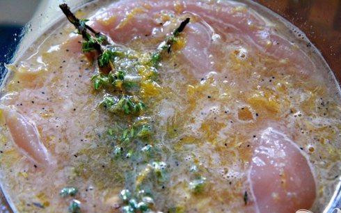 1. Этап. Курица с лимонной сальсой и гороховым пюре: 2. Когда маринад немного стынет, погрузить в него куриные грудки и поставить в холодильник на 30 минут. Извлечь курицу из рассола, высушить бумажной салфеткой и отставить в сторону.