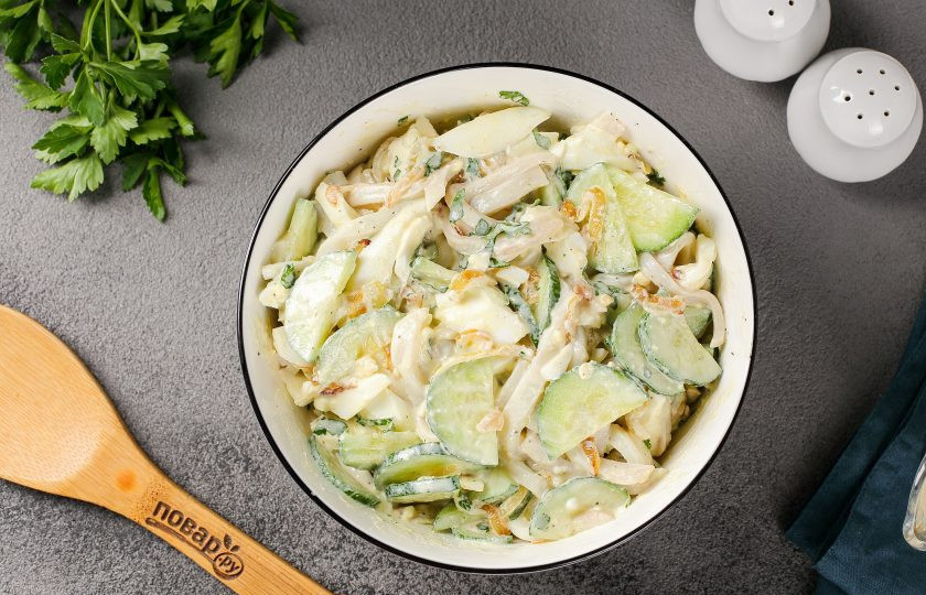 1. Этап. Кальмаровый салат с огурцом: Перемешайте. Кальмаровый салат с огурцом готов.