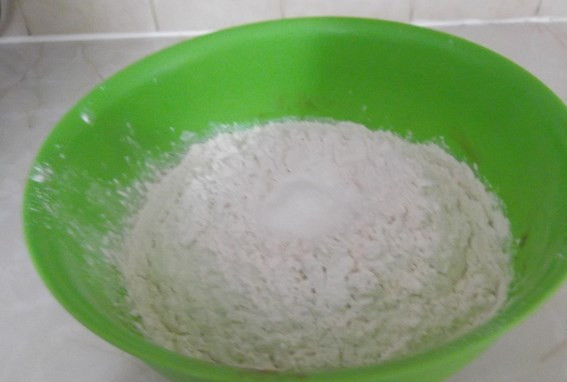 1. Этап. Пончики без дрожжей: Добавляем муку и разрыхлитель