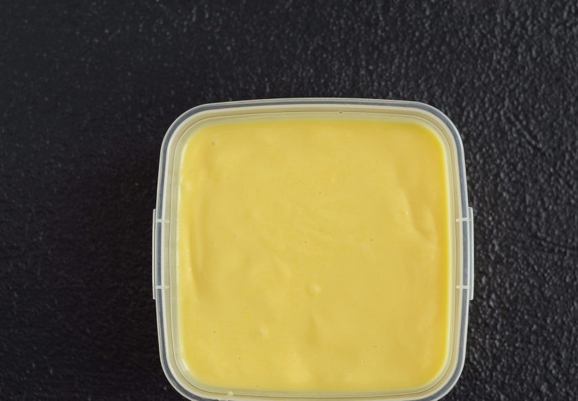 1. Этап. Сорбет из манго: Перелейте пюре в контейнер, закройте крышкой и отправьте в морозильную камеру на 6-8 часов.