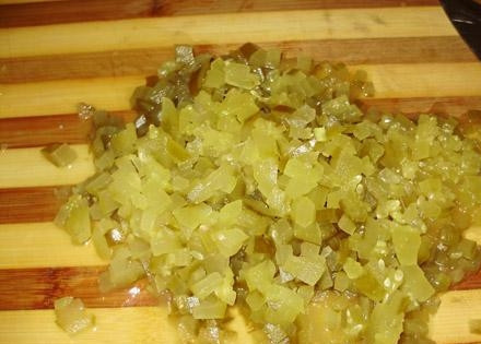 1. Этап. Рассольник из свинины: Солёные огурцы нарезаем мелкими кубиками